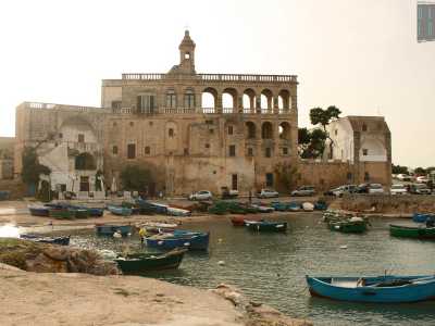 Accanto alla localit� di San Giovanni c�� poi San Vito, piccolo e antico borgo marinaro animato da soli cinquanta residenti che durante i mesi estivi viene per� invaso dai turisti. Qui a regnare � l�imponente abbazia benedettina, adagiata ai piedi del pittoresco porticciolo punteggiato dai tanti e colorati �gozzi�